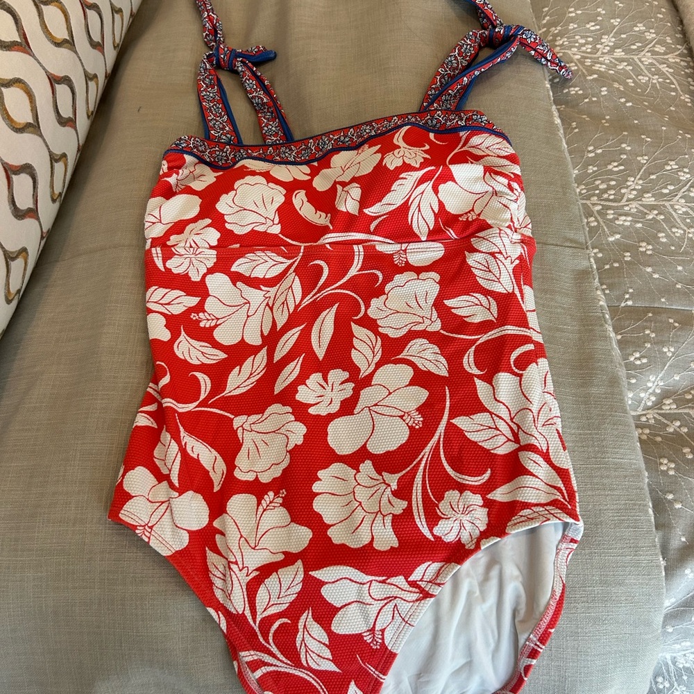 Tommy Bahama Swimsuit w tie top and built in bra